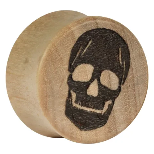 Holzplug mit schwarzem Totenkopf auf natürlichem Holz, frontalansicht