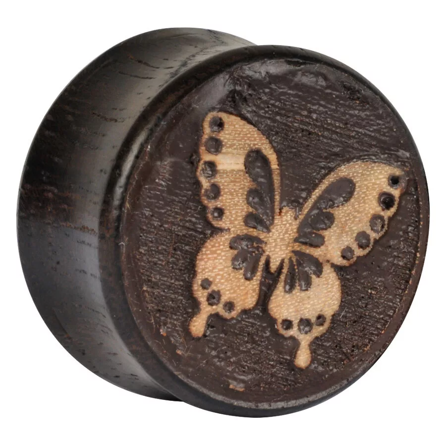 Holz Plug mit Schmetterling Design Runder Holzplug mit eingraviertem Schmetterling auf dunklem Hintergrund