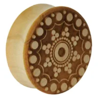Holz Plug mit Pavo Muster von Wildcat Runder Holz Plug mit dekorativem Pavo Muster auf weißem Hintergrund