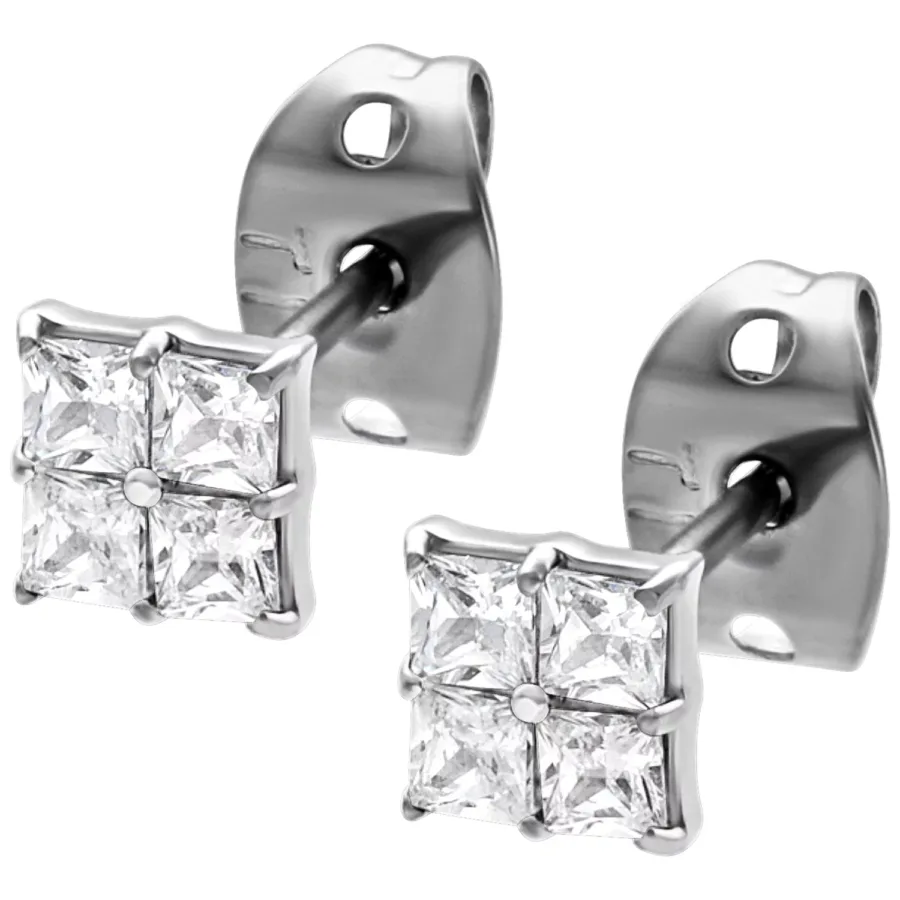 Silberne Ohrstecker mit quadratischen Kristallen auf weißem Hintergrund