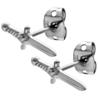 Silberne Schwert Ohrstecker aus Metall Zwei silberne Schwert Ohrstecker aus Metall auf weißem Hintergrund