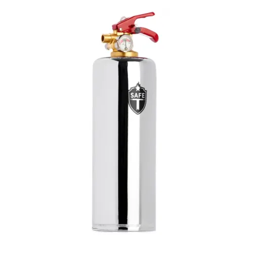 Chrome Feuerlöscher mit rotem Griff auf weißem Hintergrund