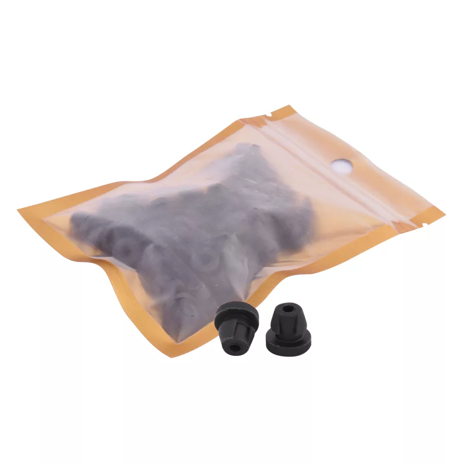 Schwarze Silikon-Nippel in Beutel Schwarze Gummipuffer in transparentem Beutel auf weißem Hintergrund