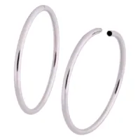 Zwei roségoldene Hollowed Hoop Ohrringe auf weißem Hintergrund