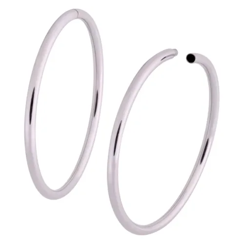 Zwei roségoldene Hollowed Hoop Ohrringe auf weißem Hintergrund