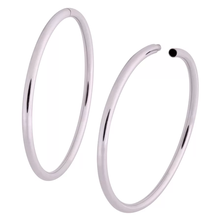 Zwei roségoldene Hollowed Hoop Ohrringe auf weißem Hintergrund
