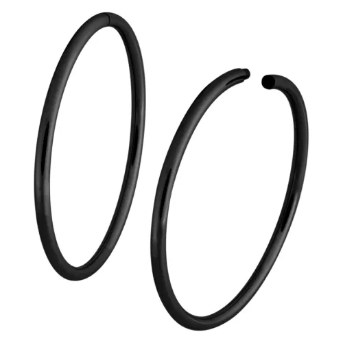 Zwei schwarze Hoop-Ohrringe aus Chirurgenstahl auf weißem Hintergrund