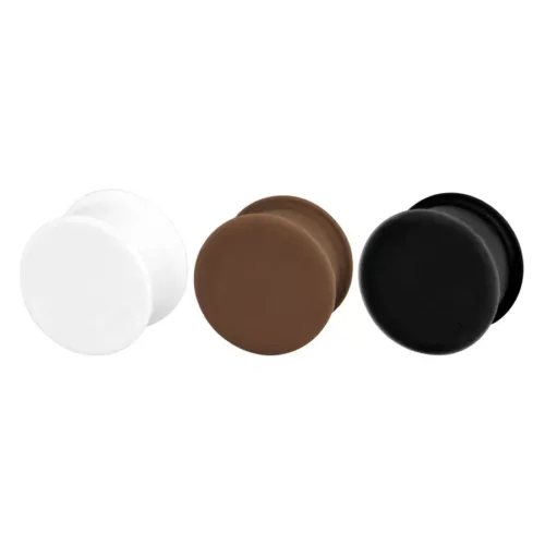 Drei Kaos Softwear Hollow Plugs aus Silikon in Schwarz, Weiß und Braun auf weißem Hintergrund