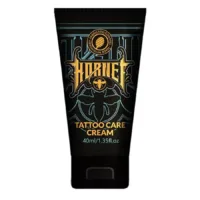 Schwarze Tube der Hornet Tattoo Pflegecreme mit 40 ml Inhalt auf weißem Hintergrund