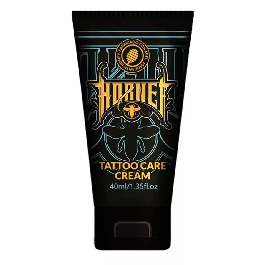 Schwarze Tube der Hornet Tattoo Pflegecreme mit 40 ml Inhalt auf weißem Hintergrund