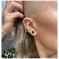 14K Gold Piercingring mit Kristallen Goldener Piercingring mit kleinen Kristallkugeln an einem Ohr mit mehreren Piercings.