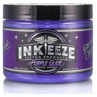 Lila Tattoocreme-Dose mit Ink Eeze Logo auf weißem Hintergrund