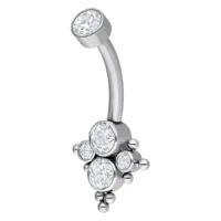 Silbernes Bauchnabelpiercing aus Titan mit klaren Kristallen auf weißem Hintergrund