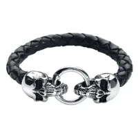 Schwarzes Lederarmband mit Totenkopfdesign Schwarzes geflochtenes Lederarmband mit zwei silbernen Totenköpfen und einem Ringverschluss