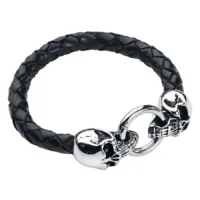 Schwarzes Lederarmband mit Totenkopf Geflochtenes schwarzes Lederarmband mit silbernen Totenkopf-Details auf weißem Hintergrund
