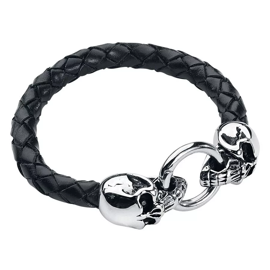 Schwarzes Lederarmband mit Totenkopf Geflochtenes schwarzes Lederarmband mit silbernen Totenkopf-Details auf weißem Hintergrund
