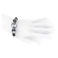 Schwarzes Lederarmband mit Totenkopfdetails Armband aus schwarzem Leder mit silbernen Totenköpfen auf einem weißen Handmodell