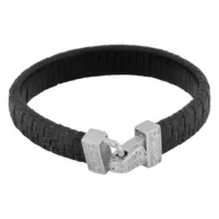 Schwarzes Lederarmband mit Stahlverschluss Schwarzes, geflochtenes Lederarmband mit silbernem Chirurgenstahlverschluss auf weißem Hintergrund