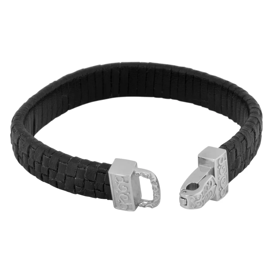 Schwarzes Lederarmband mit Stahlschließe Schwarzes geflochtenes Lederarmband mit gravierter Stahlschließe auf weißem Hintergrund