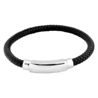 Schwarzes geflochtenes Lederarmband mit Stahl Schwarzes geflochtenes Lederarmband mit glänzendem Stahlverschluss auf weißem Hintergrund