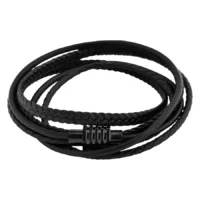 Schwarzes Lederarmband mit Zopfdesign Schwarzes, geflochtenes Lederarmband mit Edelstahlverschluss auf weißem Hintergrund