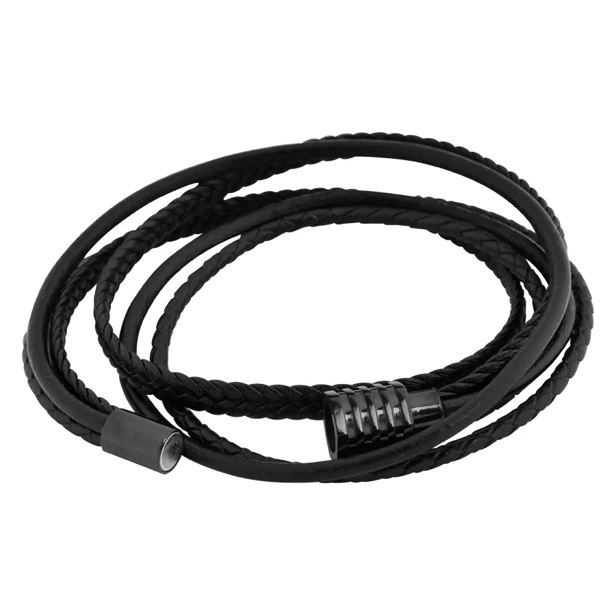 Schwarzes geflochtenes Lederarmband Trio Schwarzes geflochtenes Lederarmband in drei Strängen auf weißem Hintergrund