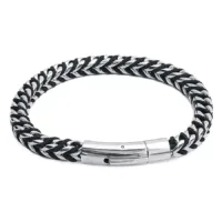Schwarzes und silbernes Armband aus Nylon mit Edelstahlverschluss auf weißem Hintergrund
