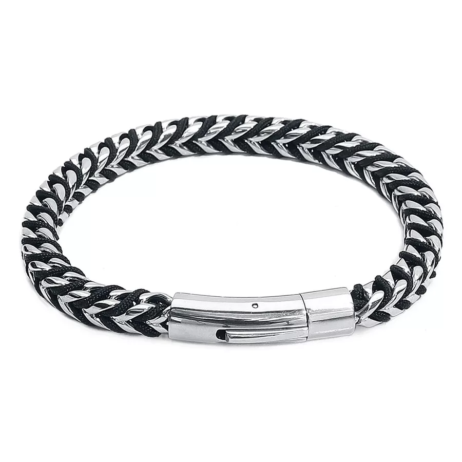 Schwarzes und silbernes Armband aus Nylon mit Edelstahlverschluss auf weißem Hintergrund