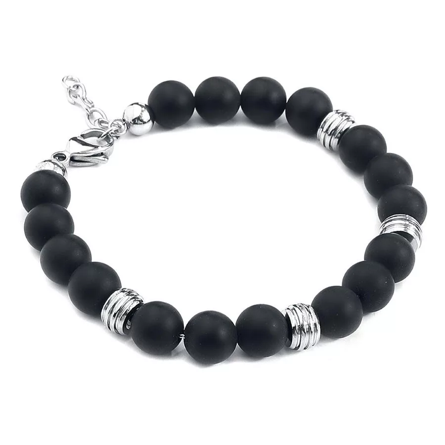 Schwarzes Armband aus Chirurgenstahl Schwarzes Armband mit matten Perlen und silbernen Ringen auf weißem Hintergrund