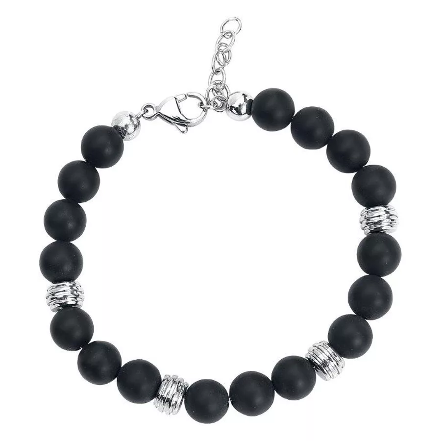 Schwarzes Armband mit Silberakzenten Schwarzes Armband aus Chirurgenstahl mit silbernen Akzenten auf weißem Hintergrund