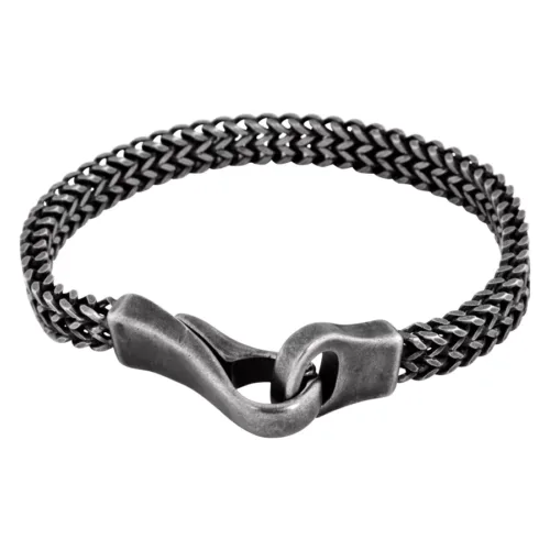Schwarzes Armband aus Chirurgenstahl mit mattem Finish auf weißem Hintergrund