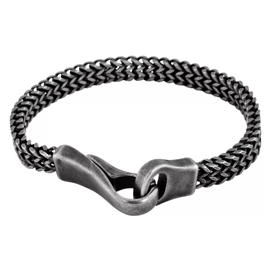 Schwarzes Armband aus Chirurgenstahl mit mattem Finish auf weißem Hintergrund