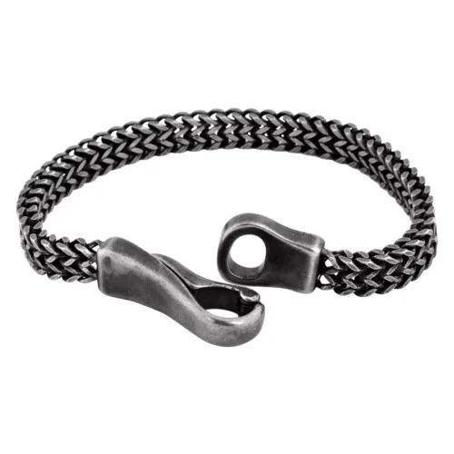 Mattschwarzes Armband mit Lace-Muster aus Chirurgenstahl auf weißem Hintergrund