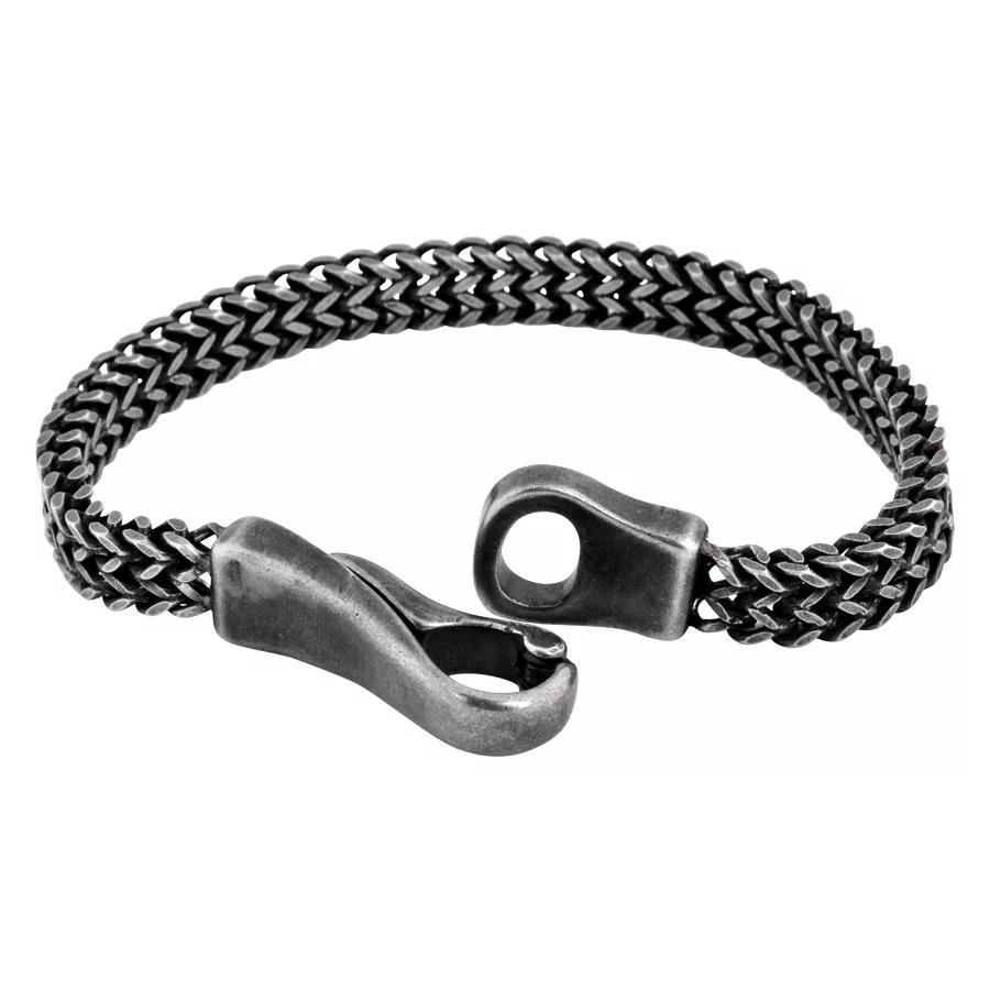 Mattschwarzes Armband mit Lace-Muster aus Chirurgenstahl auf weißem Hintergrund