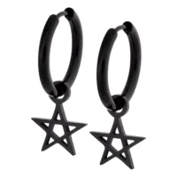 Zwei schwarze Edelstahl-Ohrringe mit Pentagramm-Anhänger auf weißem Hintergrund