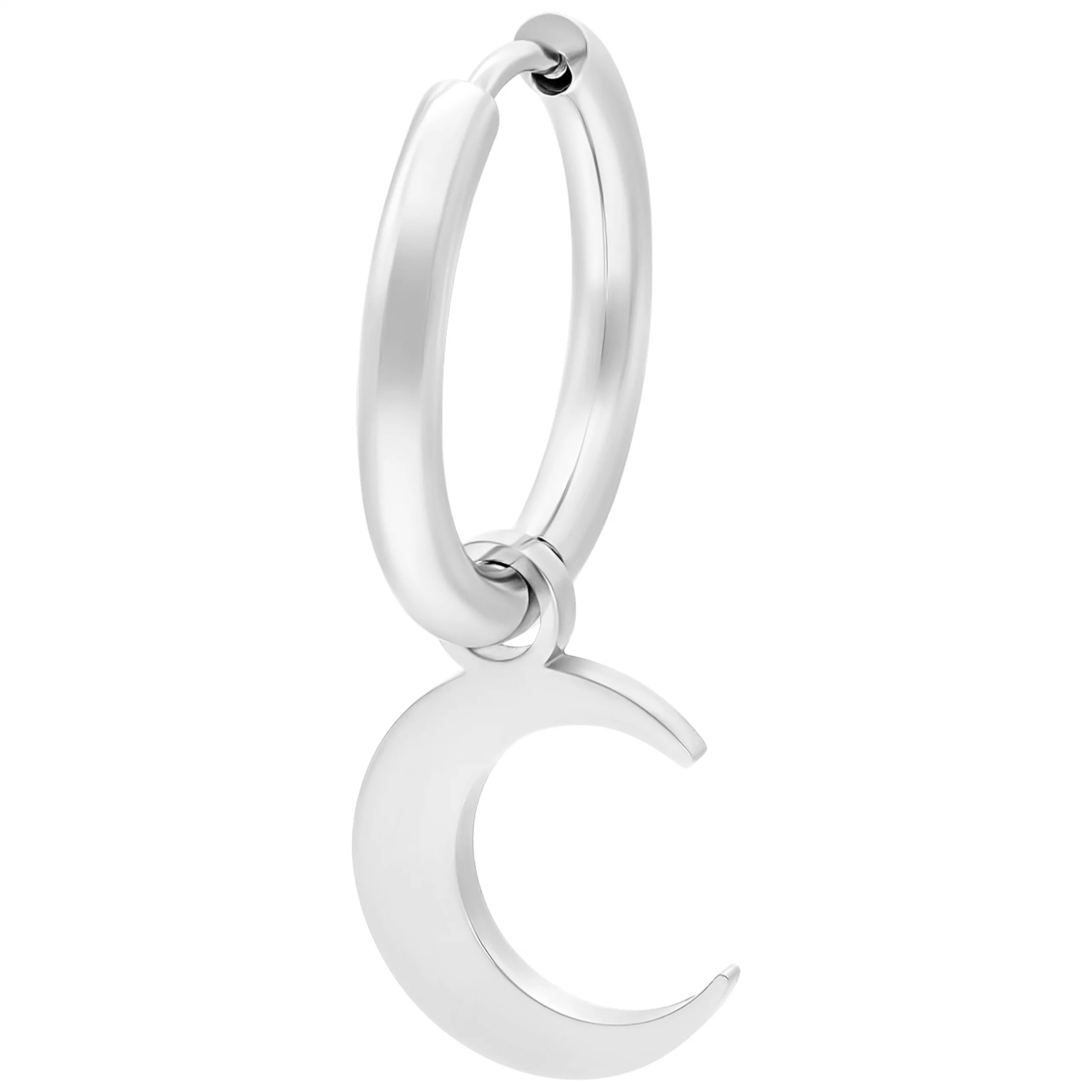 Silberfarbene Little Moonchild Hoops Ohrringe Silberfarbener Ohrring mit Mondanhänger auf weißem Hintergrund