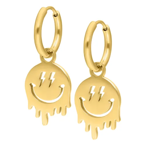 Zwei goldene Ohrringe mit Smiley-Anhänger auf weißem Hintergrund