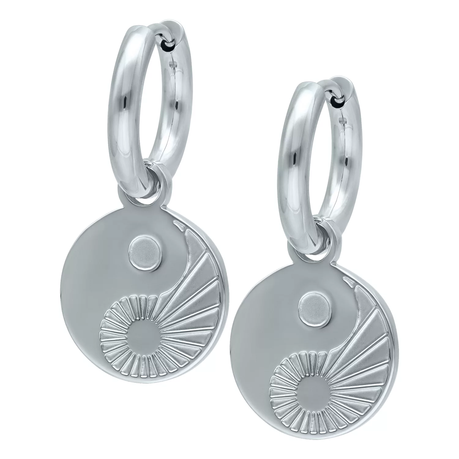 Silberne Yin Yang Ohrringe aus Chirurgenstahl Paar silberne Yin Yang Ohrringe aus Chirurgenstahl auf weißem Hintergrund