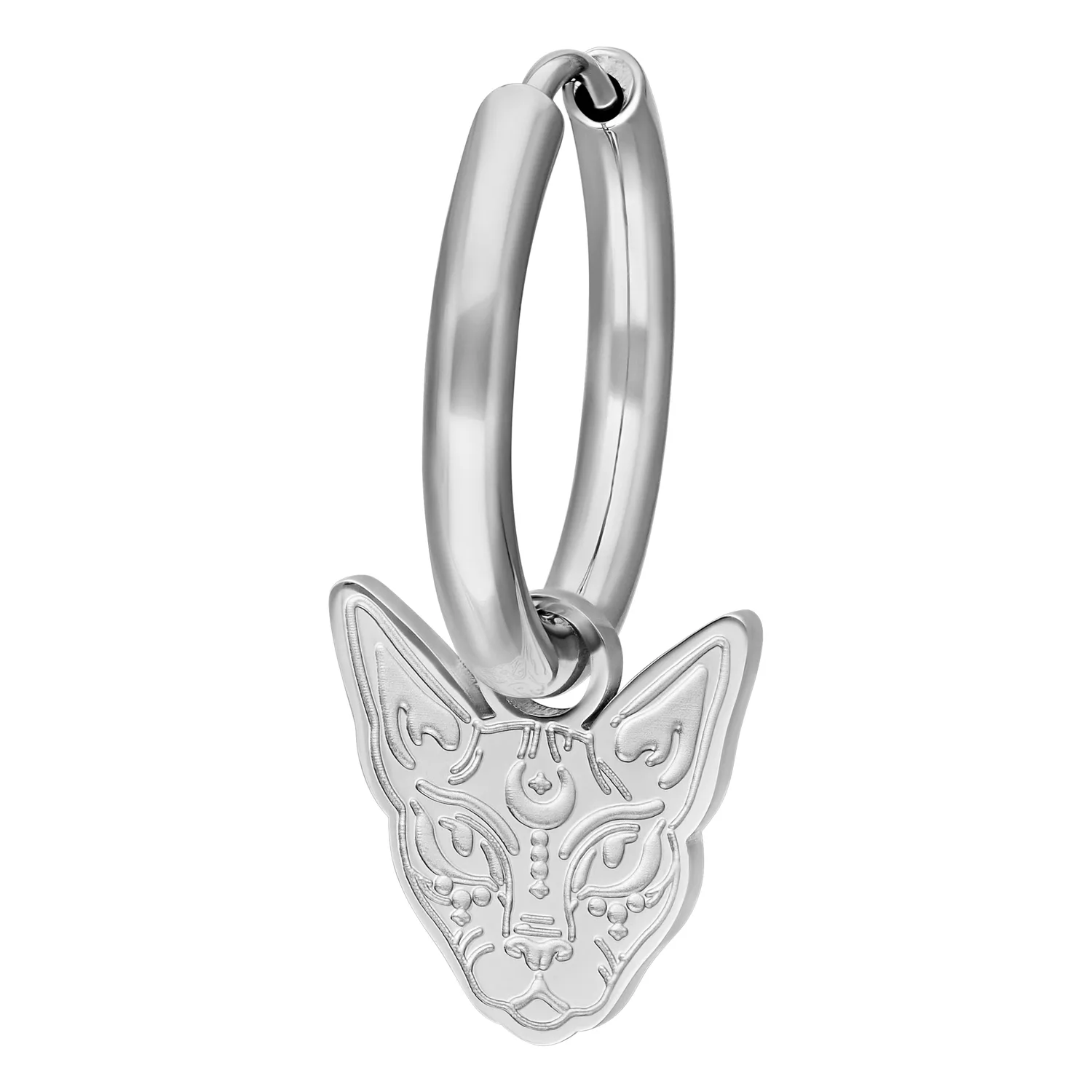 Silberne Little Sphynx Hoops Ohrringe Silberne Ohrringe mit Sphynx-Katzenanhänger auf weißem Hintergrund