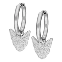 Silberne Little Sphynx Hoops Ohrringe Zwei silberne Creolen mit Sphynx-Motiv auf weißem Hintergrund