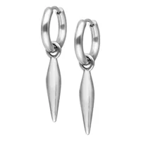 Silberne Little Bullet Hoops Ohrringe Silberne Ohrringe aus Chirurgenstahl mit spitzem Anhänger auf weißem Hintergrund