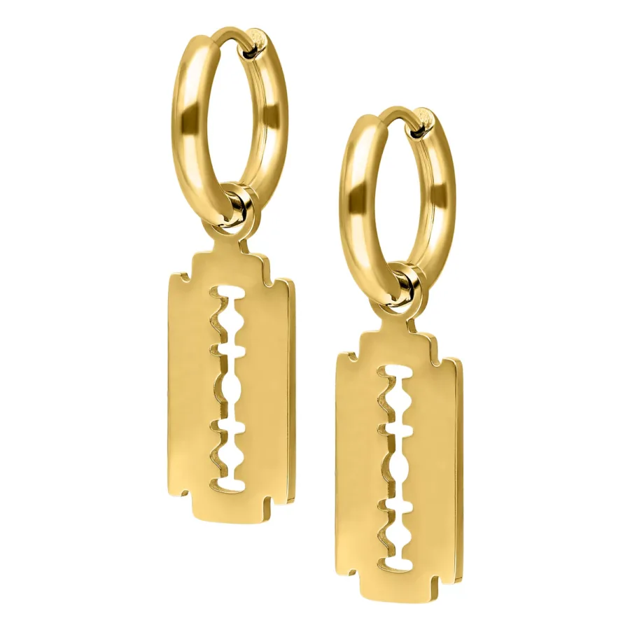 Goldene Ohrringe mit Rasierklingenanhänger auf weißem Hintergrund