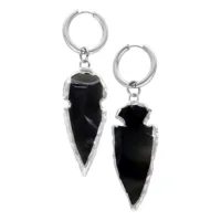 Zwei silberfarbene Ohrringe mit obsidianfarbenem Anhänger auf weißem Hintergrund