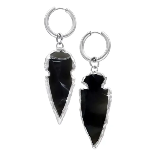 Zwei silberfarbene Ohrringe mit obsidianfarbenem Anhänger auf weißem Hintergrund