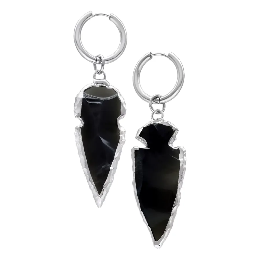 Zwei silberfarbene Ohrringe mit obsidianfarbenem Anhänger auf weißem Hintergrund
