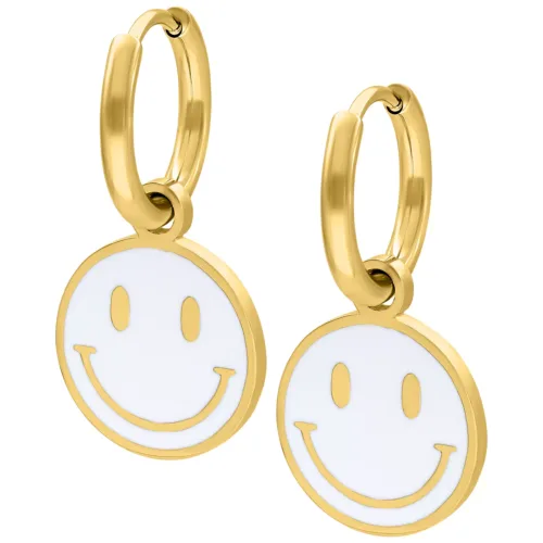 Zwei goldene Ohrringe mit weißen Smiley-Anhängern auf weißem Hintergrund