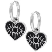 Silberne Little Soulmate Hoops mit Herzanhänger Silberne Ohrringe mit herzförmigem Anhänger und Augenmotiv auf weißem Hintergrund