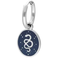 Kleine Mystic Snake Creolen in Silber Silberne Creole mit blauem Anhänger und Schlangendesign auf weißem Hintergrund