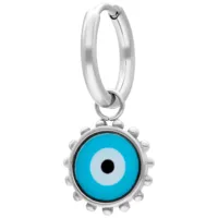 Silberne Little Nazar Eye Hoops Ohrringe Silberner Ohrring mit blauem Nazar-Auge Anhänger auf weißem Hintergrund