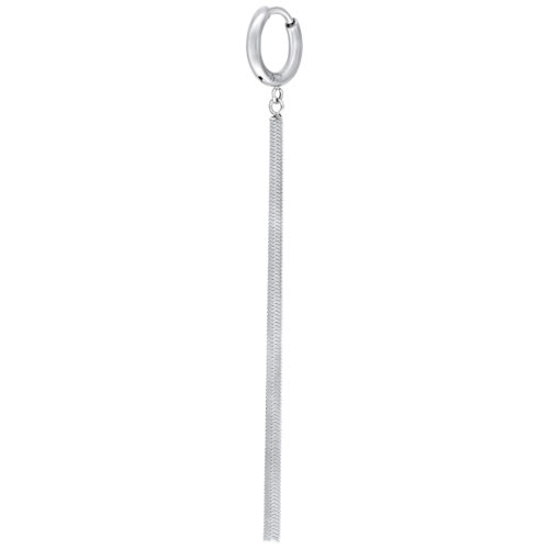 Silberne Creole mit langer, glänzender Schlangenketten-Anhängung auf weißem Hintergrund